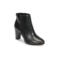 Botki Clarks KAYLIN FERN. Czarne botki damskie Clarks, bez obcasa, bez zapięcia. Za 539,00 zł.