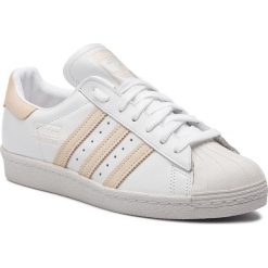 Buty adidas - Superstar 80s CG7085 Ftwwht/Ecrtin/Crywht. Białe buty sportowe damskie Adidas, na co dzień, bez wzorów, ze skóry, bez obcasa, na płaskiej podeszwie, bez zapięcia. W wyprzedaży za 359,00 zł.