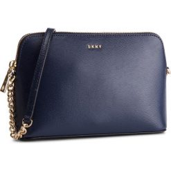 Torebka DKNY - Bryant Dome Cbody R83E3655 Navy NVY. Niebieskie torebki klasyczne damskie DKNY, ze skóry. W wyprzedaży za 429,00 zł.