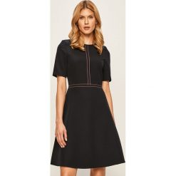 Tommy Hilfiger - Sukienka. Niebieskie sukienki damskie TOMMY HILFIGER, bez wzorów, z elastanu, z okrągłym kołnierzem, z krótkim rękawem, krótkie, mini, rozkloszowane. W wyprzedaży za 359,90 zł.