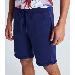 Dresowe szorty basic - Fioletowy. Fioletowe spodenki i szorty męskie Cropp, s, bez wzorów, z dresówki. Za 39,99 zł.
