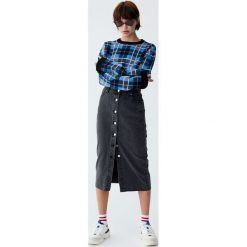 Jeansowa spódnica midi z guzikami z przodu. Niebieskie spódniczki jeansowe Pull&Bear, midi. Za 99,90 zł.