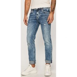 Guess Jeans - Jeansy Angels. Niebieskie jeansy męskie Guess Jeans, m, z aplikacjami, z obniżonym stanem. Za 439,90 zł.