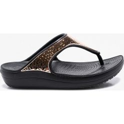 Crocs - Japonki. Różowe klapki damskie Crocs, bez wzorów, z materiału, bez obcasa, na obcasie. W wyprzedaży za 119,90 zł.