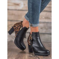 BOTKI DAMSKIE LEOPARD PRINT. Botki damskie FILIPPO, ze skóry ekologicznej, bez obcasa, bez zapięcia. Za 158,90 zł.
