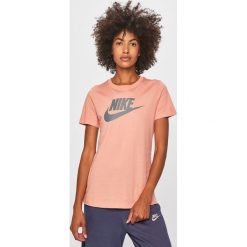 Nike Sportswear - T-shirt. Różowe topy damskie Nike Sportswear, s, z nadrukiem, z bawełny, z okrągłym kołnierzem. Za 99,90 zł.