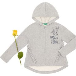 Bluza w kolorze szarym. Szare bluzy niemowlęce Benetton Kids, z nadrukiem, z bawełny, bez rękawów, bez kaptura. W wyprzedaży za 42,95 zł.