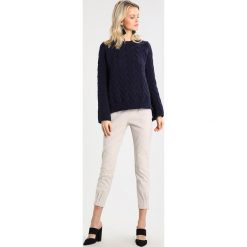 Swetry klasyczne damskie: Stefanel MAGLIA IN CALDO TRECCE Sweter marine