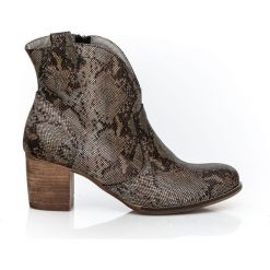 Botki na słupku kowbojki - skóra naturalna - model 503 - kolor wąż. Szare botki damskie Zapato, na wiosnę, z jeansu, eleganckie, z okrągłym noskiem, bez obcasa, na obcasie, bez zapięcia. Za 399,00 zł.