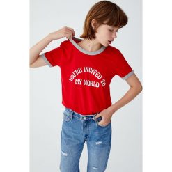 Koszulka z obszyciem i nadrukiem w stylu retro. Czerwone t-shirty damskie marki Pull&Bear, z nadrukiem. Za 29,90 zł.