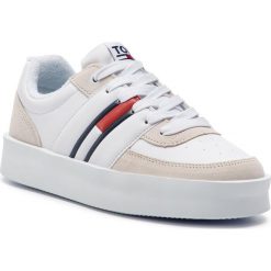 Sneakersy TOMMY JEANS - Light Sneaker EN0EN00395 White 100. Białe półbuty damskie Tommy Jeans, bez wzorów, z jeansu, bez obcasa, na płaskiej podeszwie, bez zapięcia. Za 449,00 zł.