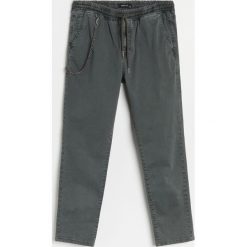 Spodnie slim fit z elastycznym pasem - Szary. Szare spodnie męskie Reserved, bez wzorów. Za 129,99 zł.