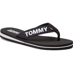 Japonki TOMMY JEANS - Denim Beach Sandal EN0EN00473 Black 990. Czarne klapki damskie Tommy Jeans, bez wzorów, z jeansu, bez obcasa. W wyprzedaży za 119,00 zł.
