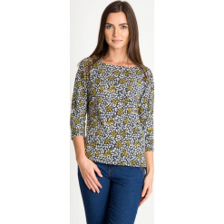 Bluzka w liście QUIOSQUE. Białe bluzki longsleeves QUIOSQUE, s, z dzianiny, z dekoltem w łódkę. Za 129,99 zł.