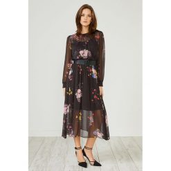 Sukienka w kolorze czarnym ze wzorem. Czarne sukienki damskie Urban Touch, bez wzorów, z okrągłym kołnierzem, z długim rękawem, długie, midi. W wyprzedaży za 134,95 zł.