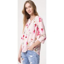 Jasnoróżowa Koszula Spring Flowering. Szare bluzki damskie Born2be, s, w kwiaty, bez kołnierzyka, bez rękawów. Za 59,99 zł.
