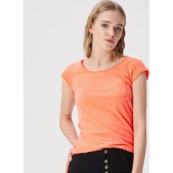 Neonowy t-shirt z kieszonką - Pomarańczowy. Pomarańczowe t-shirty damskie Sinsay, s, bez wzorów, bez kołnierzyka. Za 19,99 zł.