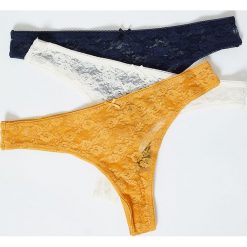 Etam - Stringi Danta (3-pack). Białe majtki damskie Etam, s, w koronkowe wzory, z elastanu. Za 59,90 zł.