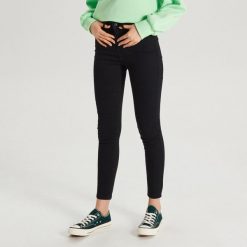 Jeansy Push up - Czarny. Czarne jeansy damskie Cropp. Za 79,99 zł.