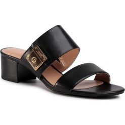 Klapki LAUREN RALPH LAUREN - Windham 802784398001 Black. Czarne klapki damskie Lauren Ralph Lauren, z aplikacjami, ze skóry ekologicznej, bez obcasa, na obcasie. W wyprzedaży za 439,00 zł.