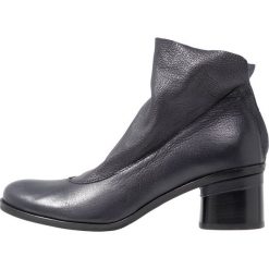 Lilimill SOUL Botki matrix tinta. Niebieskie botki damskie na zamek lilimill, z materiału, klasyczne. Za 589,00 zł.