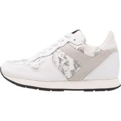 Trampki i tenisówki damskie: Tommy Jeans WEDGE SEQUIN Tenisówki i Trampki white