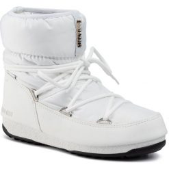 Śniegowce MOON BOOT - Low Nylon Wp 2 240093002 White. Białe kozaki damskie Moon Boot, na zimę, ze skóry ekologicznej, bez obcasa, bez zapięcia. W wyprzedaży za 529,00 zł.