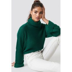 NA-KD Krótki sweter - Green. Zielone swetry damskie NA-KD, bez wzorów, z dzianiny, z krótkim rękawem, krótkie, bez kaptura. Za 113,00 zł.
