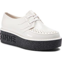 Półbuty MELISSA - Creeper + A La Garconn 32483 White/Black 50735. Białe półbuty damskie Melissa, bez wzorów, z tworzywa sztucznego, bez obcasa, na koturnie, bez zapięcia. W wyprzedaży za 499,00 zł.