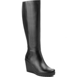 Kozaki GINO ROSSI - Miquella DKH240-145-E100-9900-M 99. Czarne buty zimowe damskie marki Gino Rossi, z materiału, na obcasie. W wyprzedaży za 629,00 zł.