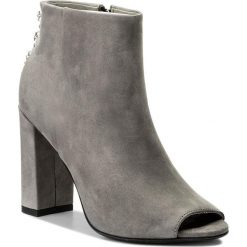 Botki CARINII - B4415 J51-000-000-C15. Szare buty zimowe damskie Carinii, z nubiku, na obcasie. W wyprzedaży za 269,00 zł.