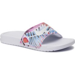 Klapki NIKE - Benassi Jdi Print 618919 113 White/Habanero/Ember Glow. Białe klapki damskie Nike, bez wzorów, ze skóry ekologicznej, bez obcasa. Za 129,00 zł.