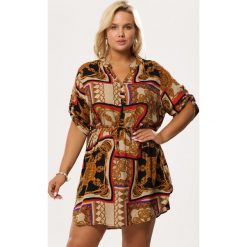 Czerwona sukienka mini z biżuteryjnym wzorem. Czerwone sukienki damskie Born2be, xl, w paski, wakacyjne, z okrągłym kołnierzem, bez rękawów, mini. Za 59,99 zł.