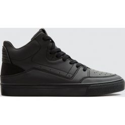 Pikowane botki sportowe. Czarne buty sportowe męskie marki Pull&Bear. Za 99,90 zł.