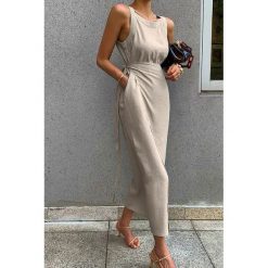 Sukienka DIMITRA BEIGE. Brązowe sukienki damskie Sukienka DIMITRA BEIGE, s, bez wzorów, bez kołnierzyka, bez rękawów, długie. W wyprzedaży za 79,00 zł.