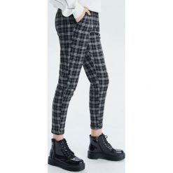 Spodnie chino - Czarny. Czarne chinosy damskie marki Cropp, s. Za 79,99 zł.