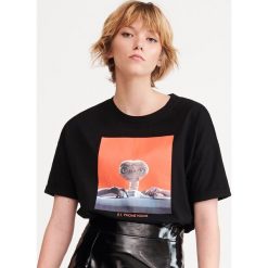 T-shirt z nadrukiem E.T. - Czarny. Czarne t-shirty damskie Reserved, s, z nadrukiem, bez kołnierzyka. Za 49,99 zł.