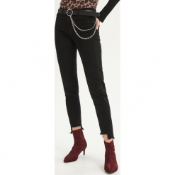 Jeansy skinny ze średnim stanem - Czarny. Czarne spodnie z wysokim stanem Sinsay, z jeansu. Za 89,99 zł.