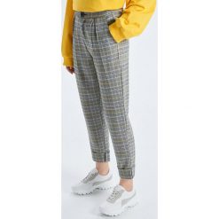 Spodnie chino w kratę - Szary. Szare chinosy damskie marki Cropp. Za 89,99 zł.