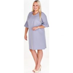 Pudełkowa sukienka z dekoltem w serek oraz rękawami rozkloszowanymi na końcach szary. Szare sukienki damskie N/A, plus size, bez wzorów, z elastanu, z dekoltem w serek, plus size, bez rękawów, rozkloszowane. Za 164,12 zł.