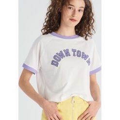 T-shirt z napisem Downtown - Biały. Białe t-shirty damskie marki Sinsay, s, z napisami, bez kołnierzyka. Za 19,99 zł.