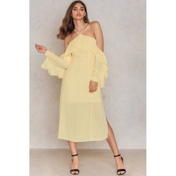 NA-KD Boho Sukienka midi z falbanką i dekoltem A - Yellow. Żółte sukienki boho marki NA-KD Boho, na imprezę, z wiskozy, z falbankami, z długim rękawem, midi, z odkrytymi ramionami. W wyprzedaży za 60,89 zł.