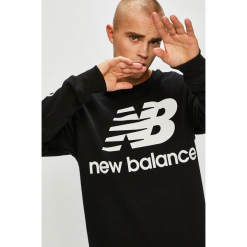 New Balance - Bluza. Czarne bluzy męskie New Balance, xl, z nadrukiem, z elastanu, z okrągłym kołnierzem, bez rękawów, bez kaptura. W wyprzedaży za 239,90 zł.
