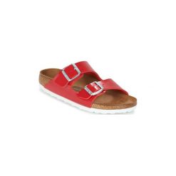 Klapki Birkenstock ARIZONA. Czerwone klapki damskie marki Birkenstock, bez wzorów, bez obcasa. Za 213,85 zł.