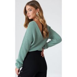 NA-KD Sweter z dzianiny z dekoltem V - Green. Zielone swetry klasyczne damskie NA-KD, z dzianiny. Za 121,95 zł.
