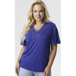 Granatowa Bluzka Aethenos. Niebieskie bluzki damskie Born2be, xl, z haftami, bez kołnierzyka, z krótkim rękawem. Za 49,99 zł.