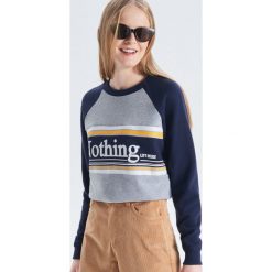 Bluza z napisem - Jasny szary. Szare bluzy damskie Cropp, s, z napisami, bez rękawów, bez kaptura. W wyprzedaży za 39,99 zł.