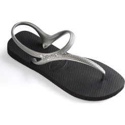 Havaianas - Sandały. Czarne klapki damskie Havaianas, bez wzorów, z gumy, bez obcasa, na obcasie. W wyprzedaży za 79,90 zł.