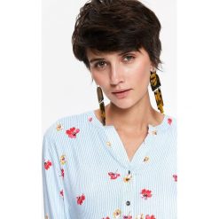 BLUZKA DŁUGI RĘKAW DAMSKA, W KWIATY, Z DEKOLTEM W SEREK, O LUŹNYM KROJU. Białe bluzki damskie marki Top Secret, w kwiaty, eleganckie, z dekoltem w serek, z długim rękawem. W wyprzedaży za 39,99 zł.