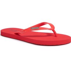 Japonki CALVIN KLEIN SWIMWEAR - FF Sandals KW0KW01029 XBG. Czerwone klapki damskie Calvin Klein Swimwear, bez wzorów, z tworzywa sztucznego, bez obcasa. Za 139,00 zł.